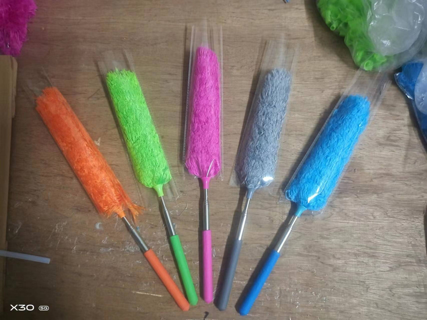 OPEN Colorful Extendable Feather Duster